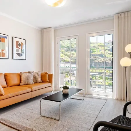 Sunlit With Balcony & Atlantic Views Понта-ду-Сол