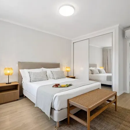 Апартаменты Sunlit With Balcony & Atlantic Views
