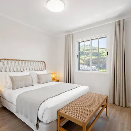 Sunlit With Balcony & Atlantic Views Апартаменты Понта-ду-Сол