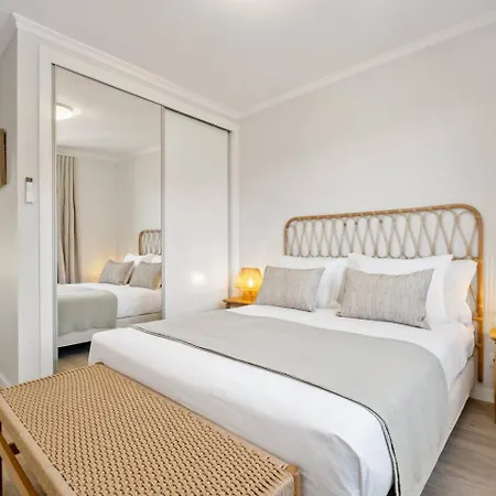 Sunlit With Balcony & Atlantic Views * Понта-ду-Сол