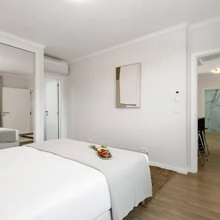 Sunlit With Balcony & Atlantic Views * Понта-ду-Сол