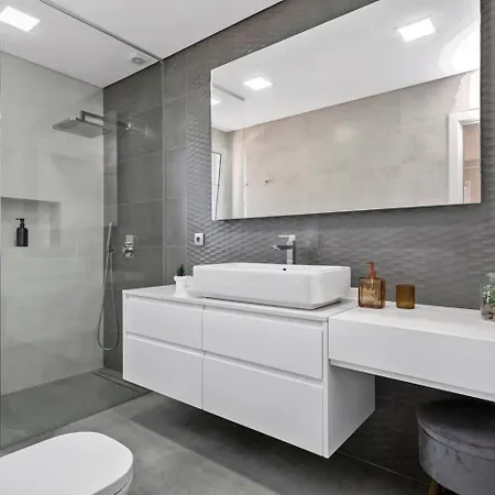 Апартаменты Sunlit With Balcony & Atlantic Views Понта-ду-Сол