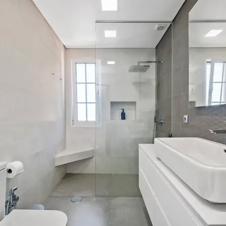 Sunlit With Balcony & Atlantic Views * Понта-ду-Сол
