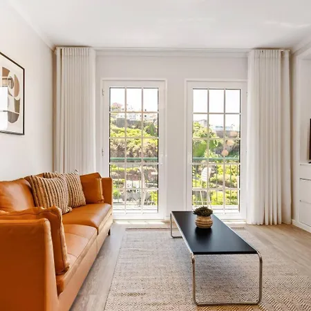Sunlit With Balcony & Atlantic Views Апартаменты Понта-ду-Сол