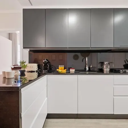 Апартаменты Sunlit With Balcony & Atlantic Views Понта-ду-Сол