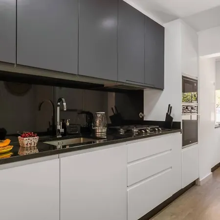 Апартаменты Sunlit With Balcony & Atlantic Views Понта-ду-Сол