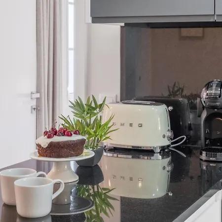 Апартаменты Sunlit With Balcony & Atlantic Views *