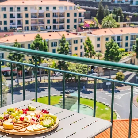 Sunlit With Balcony & Atlantic Views Апартаменты